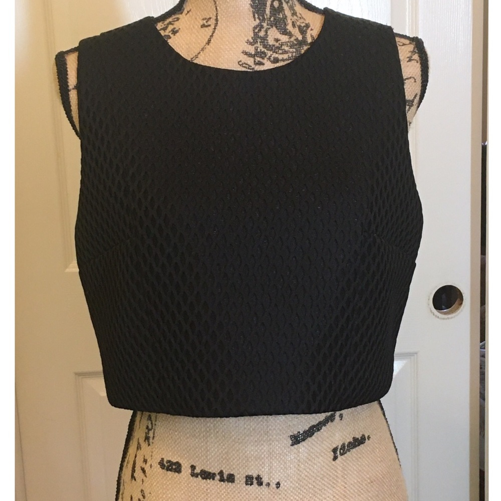 ❤️Express Black Crop Top with Lower Back Cutout